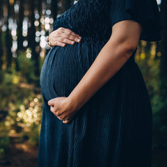 Женщина собирается «родить сына дважды» с разницей в 11 недель