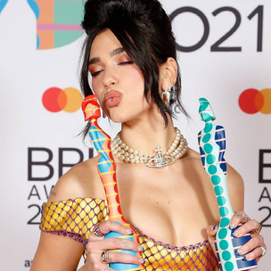 Современная Мария-Антуанетта: разбираем прическу и макияж Дуа Липы с BRIT Awards