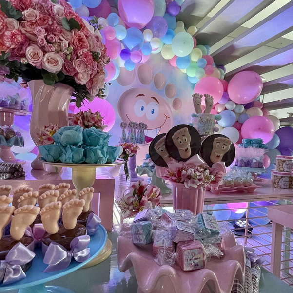 Розовые шары и торт с пятками. Звезда «Клона» Джованна Антонелли отметила день рождения дочерей