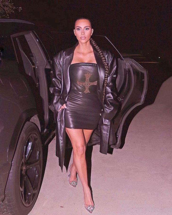 В коже с ног до головы: Ким Кардашьян в эффектном мини-платье и плаще, который станет главным объектом вашего желания