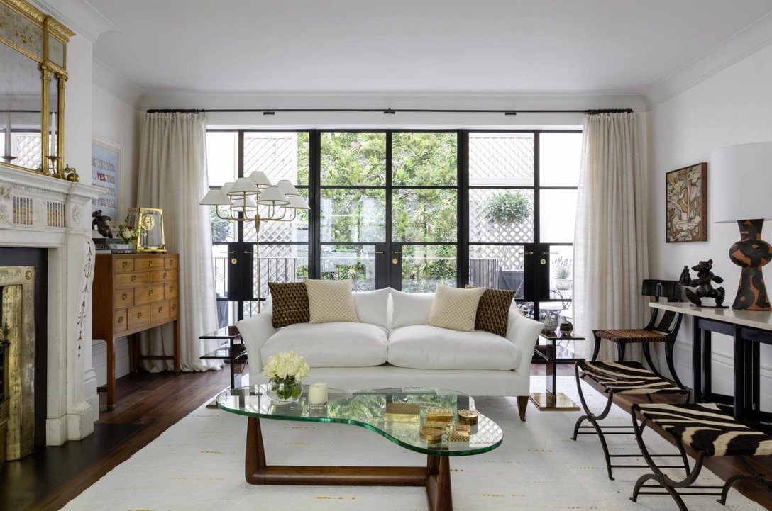 Гостиная. Торшер Antibes, дизайн Жана Ройера. Журнальный столик из стекла и орехового дерева, дизайн Теренса Гарольда Робсджон-Гиббингса. Ковер ручной работы, FJ Hakimian. На консоли с мраморной столешницей из галереи 88 Gallery — французская настольная лампа, 1950-е. | Источник: Джеймс Макдональд (James McDonald)