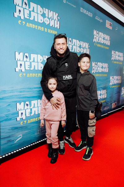 Прилучный с детьми на спорте, Асмус с дочкой в джинсах: звезды на премьере «Мальчика-дельфина»