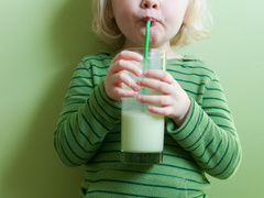 Можно ли детям молоко: правда и мифы о пользе молока для детей