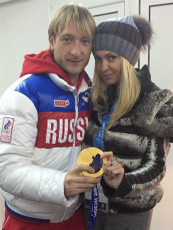 Евгений Плющенко и Яна Рудковская демонстрируют золотую медаль