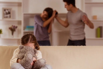 А если он не бил, а просто замахнулся? Виды насилия в семье и когда точно пора бежать