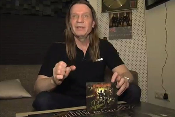 Валерий Кипелов подарил Даниле Плужникову диск с новой песней «Непокоренный»