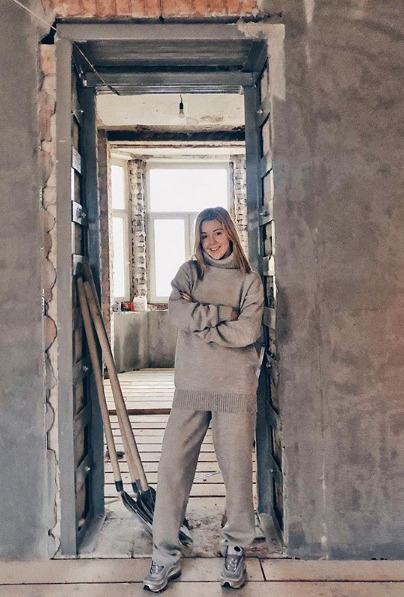 Юлианна Караулова пока еще среди голых стен своей квартиры