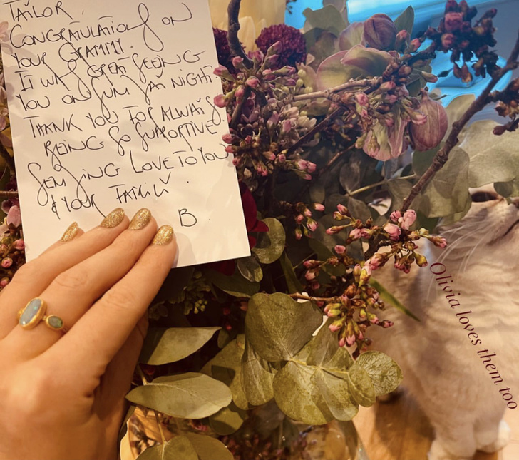 Отличный почерк, благородный жест, тайное послание. Почему Бейонсе отправила цветы Тейлор Свифт?
