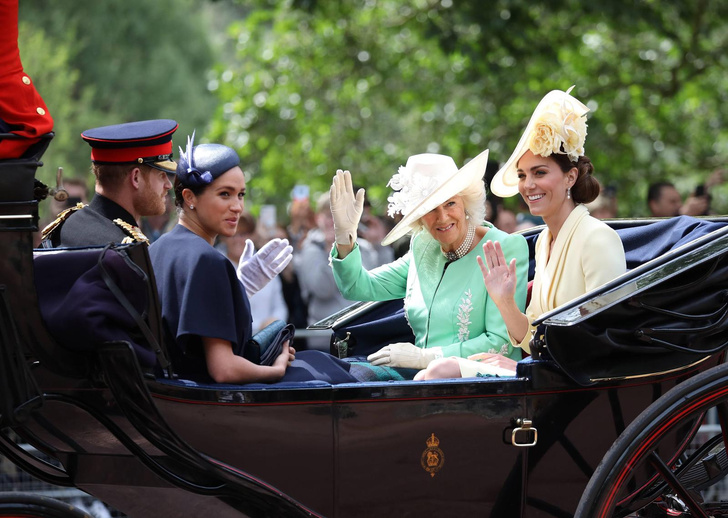 Неужели мир? Члены королевской семьи поздравили Меган Маркл и принца Гарри с рождением дочери