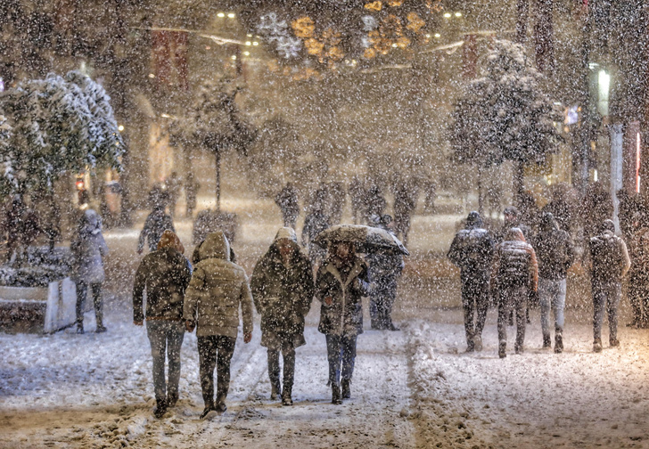 Фото №2 - Спят где придется: две тысячи россиян застряли в Стамбуле из-за сильного снегопада