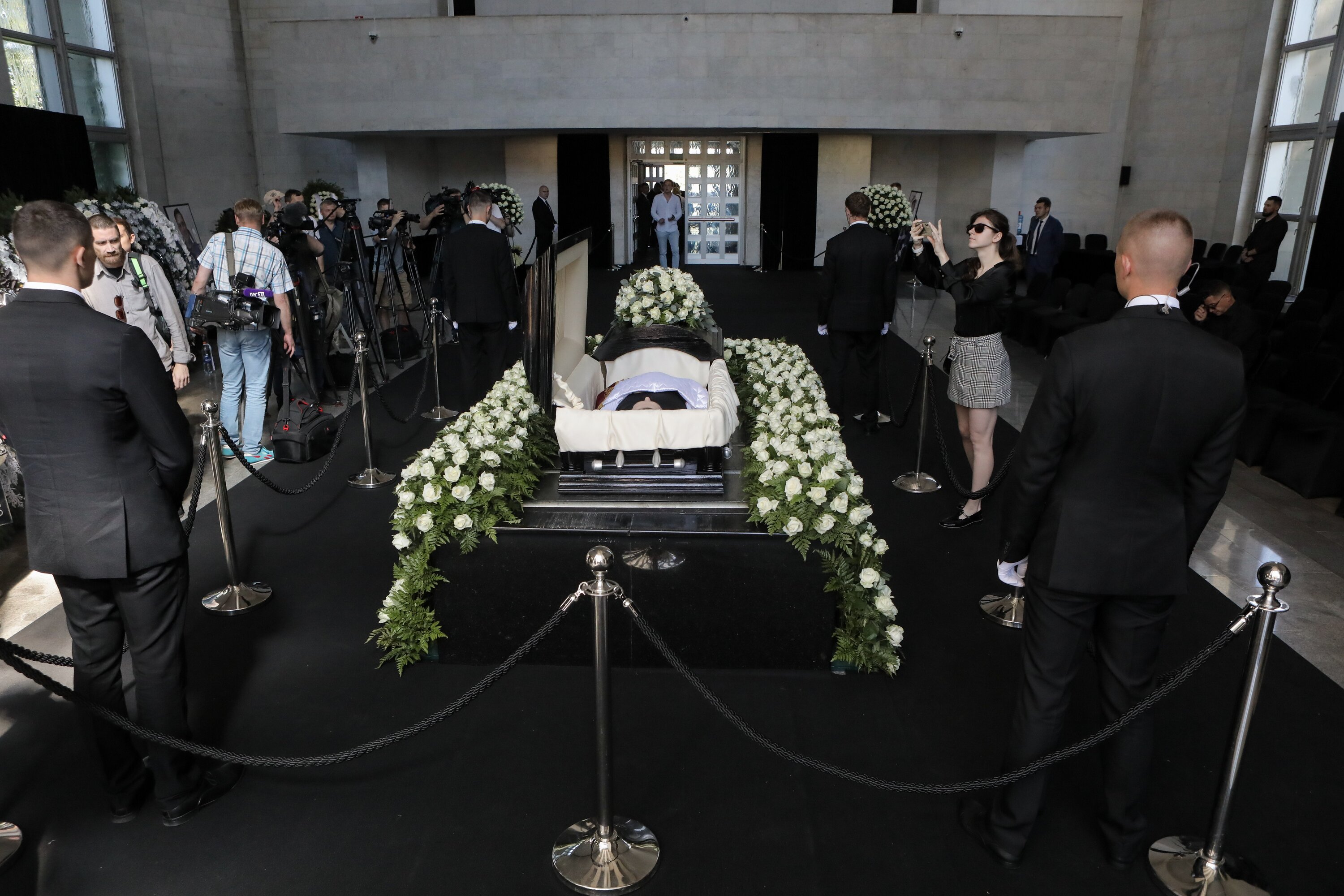 Прощание 28. Троекуровское кладбище 2022. Жена Юрия Шатунова на похоронах. Дэннис и Эстелла Шатунова на похоронах. Урна с прахом Юрия Шатунова.
