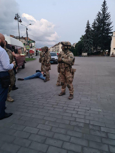 Луцкий террорист отпустил всех заложников