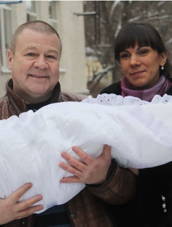 Сергей Селин с женой Анной и новорожденным сыном