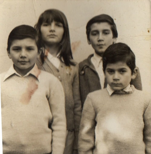 Альваро (крайний  слева) с братьями и сестрой сразу после приезда в СССР