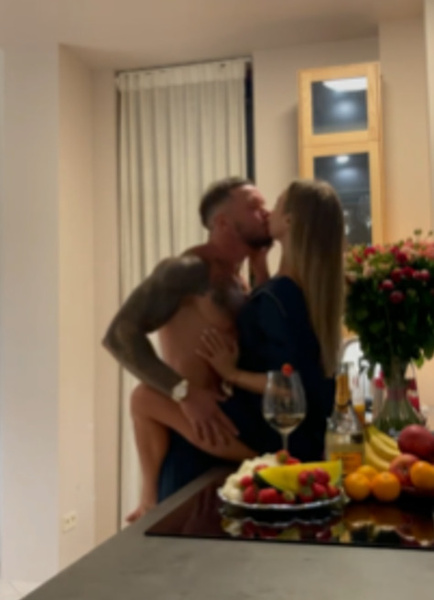 Повторил страсть с Романец на кухонном столе: Антон Гусев зацеловал новую девушку у себя дома