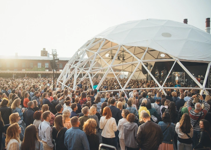 Космос на крыше: Полина Гагарина выступит на Roof Fest