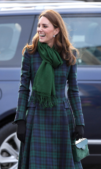 Теплый прием: как герцогиня Кейт носит шарфы