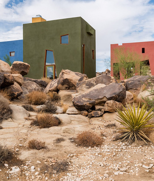 Яркий дом Джоша Швейцера среди пустыни, который можно взять в аренду