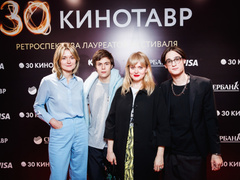 Семейный выход: Ксения Раппопорт и Аглая Тарасова, Анна и Надежда Михалковы и другие звезды на ретроспективе «Кинотавра»