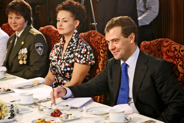 На Земле Серова носила исключительно стильные наряды (На встрече с Дмитрием Медведевым)