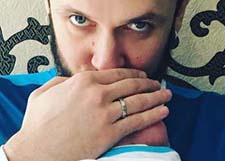 Максим Траньков показал первое фото новорожденной дочери