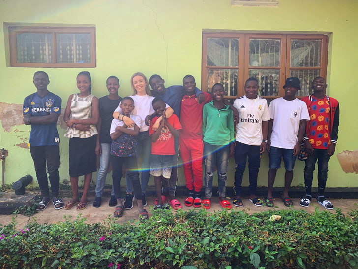18-летняя британка стала приемной матерью для 14 детей из Танзании