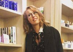 Зима близко: Ксения Собчак носит элегантное пальто, а Анна Хилькевич дутую куртку