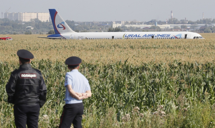 Герои дня: весь мир обсуждает российских пилотов, посадивших самолет с отказавшим двигателем