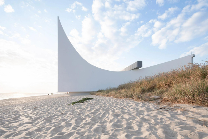 В Китае построили на пляже часовню в виде волны