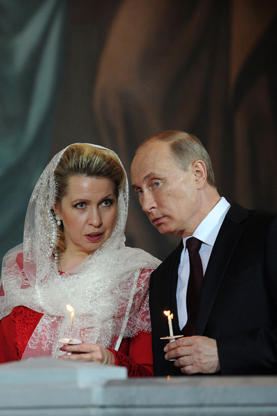 Ведущая «Х-Фактора», жена украинского политика и кума Путина. Что мы знаем об Оксане Марченко
