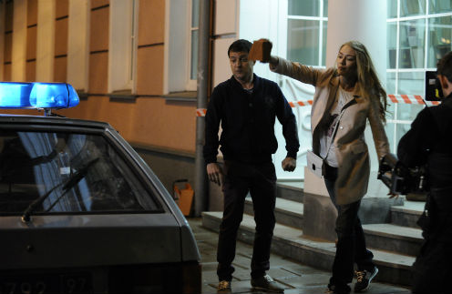 Режиссер просил Оксану вести себя в этой сцене наглее: кидать кирпич в окно со всей силы
