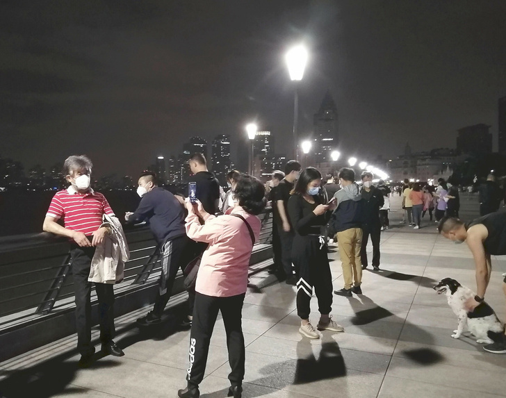 Устраивают пикники, выгуливают собак: как выглядят счастливые жители Шанхая после отмены строжайшего карантина