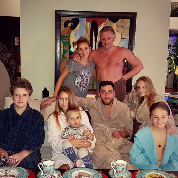 Татьяна Навка поделилась фото семейного вечера после бани
