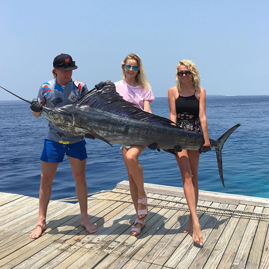 Евгений Плющенко выловил рыбу длиной 2 метра