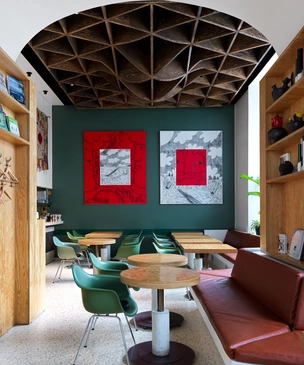 Flaner: новый ресторан в Москве с мебелью Vitra