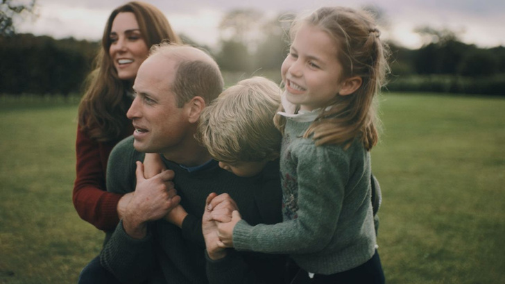 Салочки, посиделки у костра и прогулки вдоль моря: Кейт Миддлтон и принц Уильям показали, как выглядит их семейная идиллия, на видео