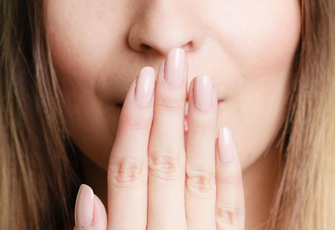 Эти 6 продуктов провоцируют запах изо рта — не ешьте их перед работой и свиданием