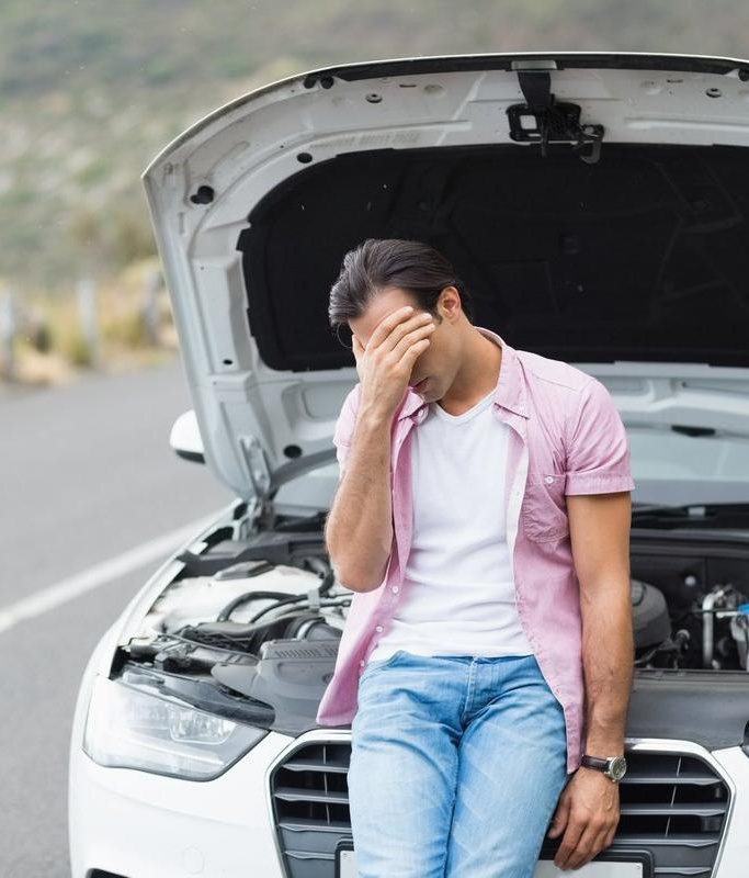 My broken car. Мужчина осматривает машину. Сломалась машина. Мужчина перед машиной.