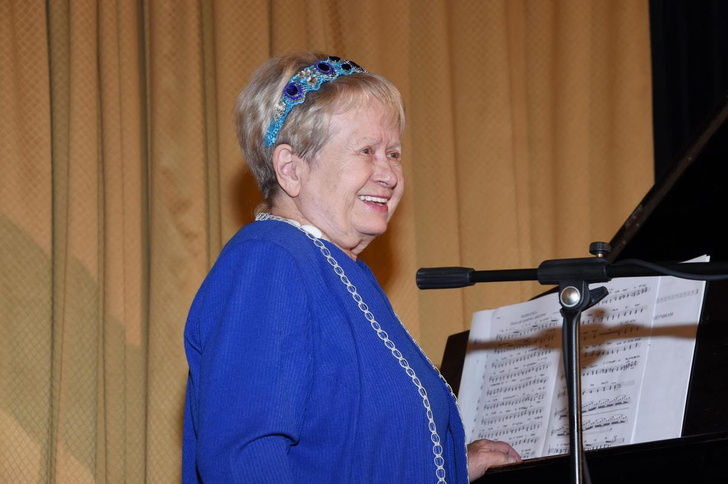 91-летняя Александра Пахмутова впервые вышла в свет после перенесенного коронавируса