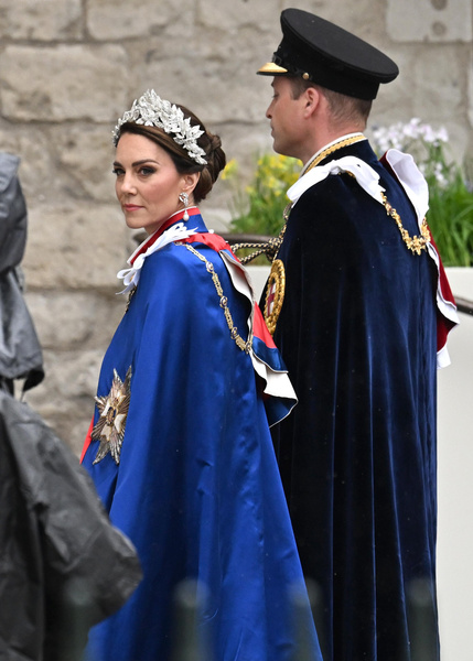 Затмила королеву Камиллу: Кейт Миддлтон в венке из платиновых цветов и платье Alexander McQueen на коронации Карла III