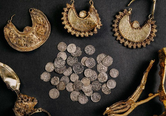 Крупные серьги и 39 монет: посмотрите на богатый средневековый клад из Нидерландов