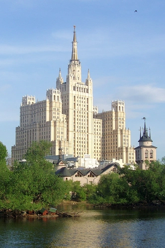 Вид на высотку с территории Московского зоопарка, 2008 г. | Источник: wikipedia.org