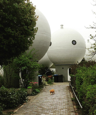 Самые необычные дома мира: шары Bolwoningen в Нидерландах