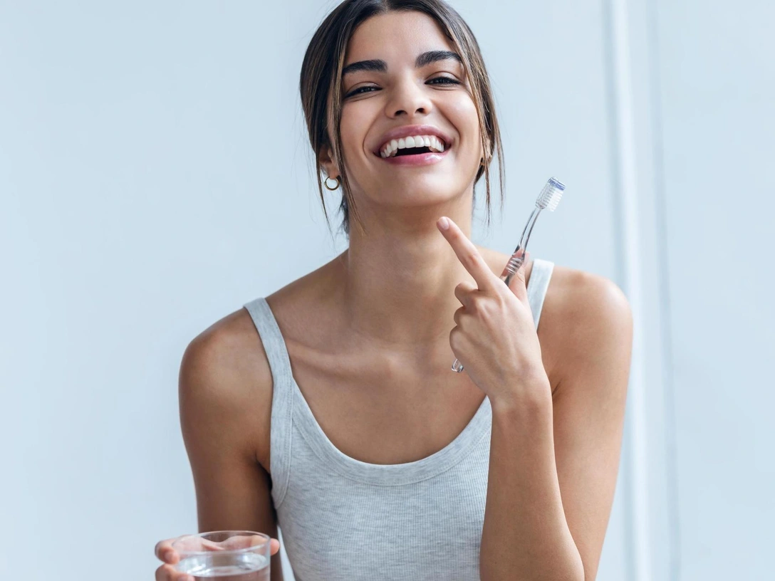 Чудо-средство: лайфхак по отбеливанию зубов дома, который покорил соцсети | marieclaire.ru