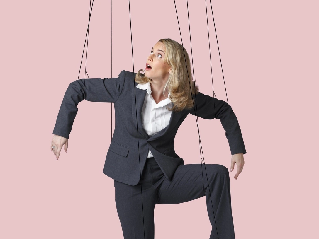 «Ты женщина, ты должна»: как патриархальные стереотипы ломают нам жизнь | marieclaire.ru