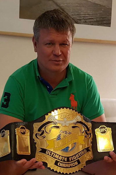 Олег Тактаров с наградой чемпиона мира | Источник: Личный архив