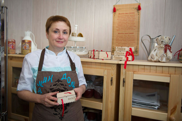 Основательница приюта Арина Серавкина в конфетной мастерской