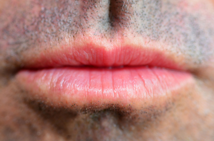 Почему губы темнее других частей тела?