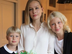 «Ты — наш космос»: дочери Юлии Пересильд встретили ее после возвращения на Землю