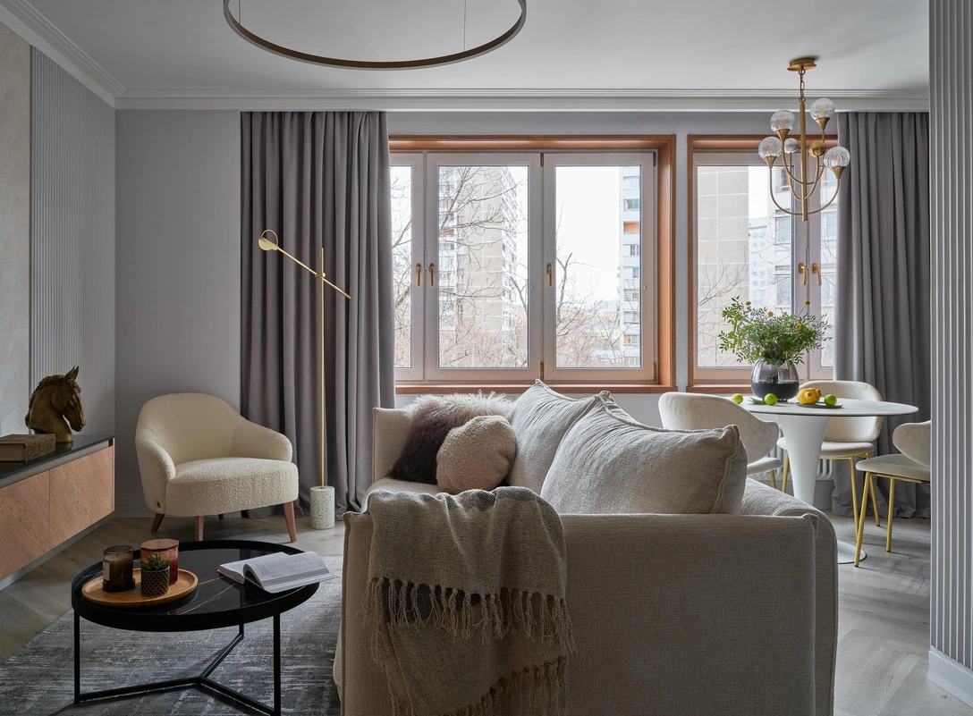 Большим плюсом кухни-гостиной стали окна, выходящие на парк. Они наполняют комнаты воздухом и светом. Деревянные откосы обуютили пространство, придали теплоты и фактурности. | Источник: Николай Руденко